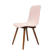 Krzesło na drewnianych ciemno brązowych bukowych nogach z oparciem i siedziskiem z giętej sklejki w różowej tapicerce, Warszawskie Fabryki Mebli, ul. Kawęczyńska 36.