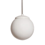 Nieduży jednopunktowy szklany żyrandol w kształcie mlecznobiałej kuli na metalowej długiej sztycy, Polam Wilkasy, Polska, lata 80.