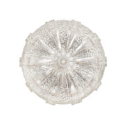 Szklany przezroczysto lodowy kinkiet z kwiatowym symetrycznym wzorem osadzony na metalowej czarnej obejmie, Dania, lata 70.