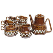 Fabrycznie nowy brązowy porcelitowy niezbyt rosły serwis do kawy/herbaty z zielono-białym wzorem "Gofry", Zakłady Porcelitu Stołowego Pruszków, Polska, lata 70.