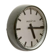 Zgniło zielony plastikowy wtórny zegar ścienny z metalową tarczą, Typ Z-851, Zakłady Maszyn Biurowych METRON w Toruniu, sierpień 1972 rok