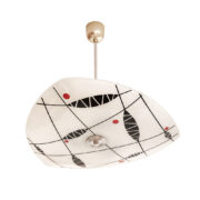 Mleczno-biała szklana trzypunktowa lampa sufitowa „Parasolka” z geometrycznym czerwono-czarnym wzorem , Kamenický Šenov, Czechosłowacja, lata 60.