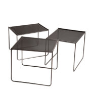 Zestaw trzech stolików pomocników z ciemnografitowymi blatami z blachy perforowanej na metalowych szarych rurkach, Holandia, lata 70.