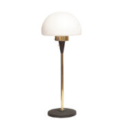 Jednopunktowa lampa podłogowa/biurkowa ze szklanym mlecznobiałym kloszem na złoconej metalowej konstrukcji, Lidokov TYP S 183-1334, Czechosłowacja, lata 50.