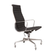 Czarny biurowy mobilny i obrotowy fotel na aluminiowej ramie, typ EA 119, projekt Charles i Ray Eames, Herman Miller, lata 80