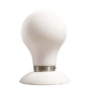 Duża lampa nocna/biurkowa z metalową białą podstawą i mleczno-białym szklanym kloszem w kształcie żarówki, Space Age, Włochy, lata 70.