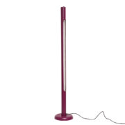 Metalowa bakłażanowa lampa podłogowa świecąca jarzeniówką umieszczoną za metalową siatką, Holandia, lata 70.