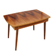 Rozkładany, prostokątny, orzechowy stół jadalniany z ładnym ognistym rysunkiem na blacie lakierowanym w połysku, Bilea, Rumunia, lata 60.