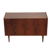 Orzechowo-mahoniowy kredens stołowy/komoda Violetta z trzema pojemnymi szufladami lakierowany w połysku, Zamojskie Fabryki Mebli, Polska, sierpień 1970 roku