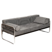 Trzyosobowa sofa w czarno-białym obiciu na chromowanej metalowej konstrukcji z giętych rur, funkcjonalizm/bauhaus, wytwórnia Hynek Gottwald, Czechosłowacja, lata 30-50.