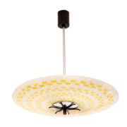 Okrągła szklana mleczno biała z żółtymi wzorami trzypunktowa lampa sufitowa „Parasolka”, Napako, Czechosłowacja, lata 60.