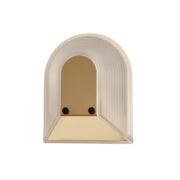 Jednopunktowa lampa ścienna/kinkiet ze szklanym reliefowym matowym kloszem w jasno kremowej oprawie z tworzywa i złotym metalowym frontem, projekt Roberto Fiorato, model Tesi, firma Prisma, Włochy, lata 80.