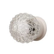 Nieduża fakturowa szklana kula kinkiet z białym/jasno kremowym uchwytem do ściany z tworzywa, Holandia, lata 60/70.