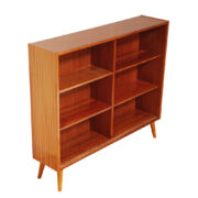 Mahoniowa szafka/witrynka/regał/biblioteczka z suwanymi pełnymi i szklanymi drzwiczkami Violetta w słomkowych odcieniach, lakierowana w połysku, Zielonogórski Ośrodek Przemysłu Meblarskiego, Polska, lata 70.