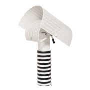 Duża czarnobiała metalowa jednopunktowa lampa biurkowa "Shogun" z dwoma zakrzywionymi dyfuzorami z blachy perforowanej, projekt Mario Botta dla Artemide, Włochy, wzór z 1986 roku