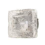 Szklany kwadratowy przezroczysto lodowy kinkiet z geometrycznym i symetrycznym wzorem osadzony na metalowej obejmie, Niemcy, lata 70.