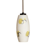 Jednopunktowa smukła mleczno biała szklana lampa sufitowa z ręcznie malowanym kloszem zawieszonym na metalowej sztycy, Polska, lata 60.