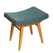 Tapicerowany materiałem w kolorze morskim taboret/stołek/podnóżek z drewnianymi nogami, Drevounia, Czechosłowacja, 14 VII 1972 rok