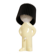 Jasno kremowa lampa nocna/biurkowa z tworzywa "Pan P - Jeden człowiek nieśmiały/One Man Shy" z czarnym kapeluszem, projekt Chaiyut Plypetch dla firmy Propaganda, Tajlandia, po 2000 roku