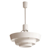 Jednopunktowa biała ażurowa lampa wisząca złożona z trzech płaskich okręgów z tworzywa sztucznego wiszących na metalowej sztycy, Polam Wilkasy, Polska, początek lat 80.