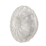 Szklany okrągły przezroczysto lodowy jednopunktowy kinkiet z kwiatowym wzorem osadzony na metalowej białej obejmie, Niemcy, lata 70.