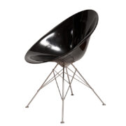 Czarny fotel/krzesło jadalniane/biurowe "ERO S" z kubełkowym siedziskiem z kryjącego poliwęglanu osadzonym na metalowych nogach, proj. Philippe Starck dla firmy Kartell, Włochy, wzór z 1999 roku