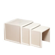 Zestaw trzech minimalistycznych białych stolików kawowych/stolików pomocniczych z tworzywa sztucznego (Baydur), projekt Peter Ghyczy dla Horn Collection, Space Age, Niemcy, lata 70.