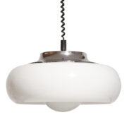 Duża jednopunktowa mleczno biała lampa wisząca Space Age z tworzywa sztucznego ze szklaną mlecznobiałą kulą w środku, Harvey Guzzini/iGuzzini/Guzzini/Meblo, lata 70.