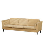 Trzyosobowa skandynawska jasnokremowa pasiasta tapicerowana sofa w stylu Mid Century Modern ze zdejmowanymi poduchami i czarnymi drewnianymi bukowymi toczonymi nóżkami, Dania, lata 70/80.