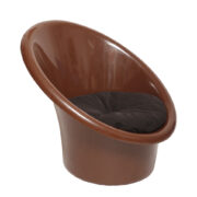 Futurystyczny brązowy niski fotel SKOPA z tworzywa z czarną tapicerowaną poduszką leżącą luzem na siedzisku, projekt Ole Gjerløv-Knudsen & Torben Lind dla Orth Plast, Space Age, Dania, wzór z 1969 roku