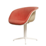 Fotel „La Fonda” z białego włókna szklanego z czerwoną tapicerką typu hopsac, projekt Charles i Ray Eames dla La Fonda Del Sol w Nowym Jorku, Vitra, Szwajcaria, wzór z 1961 roku