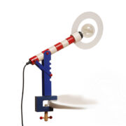 Jednopunktowa nablatowa lampa "Haba" w stylu Memphis z regulowanym drewnianym czerwonobiałym ruchomym ramieniem, metalową niebieską podstawą i okrągłym obracanym kloszem z tworzywa, firma Habermaaß Gmbh, Niemcy, lata 80.