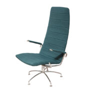 Obrotowy tapicerowany fotel wypoczynkowy w morskim kolorze na metalowej konstrukcji z wysokim oparciem z podłokietnikami, seria “SAS”, projekt Jens Amundsen dla Fritz Hansen, Dania, lata 80.