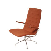 Obrotowy tapicerowany fotel wypoczynkowy w kolorze rudym na metalowej konstrukcji z podłokietnikami, seria “SAS”, projekt Jens Amundsen dla Fritz Hansen, Dania, lata 80.