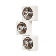 Trzypunktowa biała metalowa złożona z połączonych na stałe trzech kwadratowych modułów lampa ścienna/kinkiet "Tetris", Space Age, Włochy, lata 70