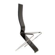 Czarne postmodernistyczne krzesło z długim oparciem z giętej sklejki, siedziskiem z czarnej perforowanej blachy i metalowych chromowanych nóg, projekt Pietro Arosio, Włochy, lata 80