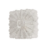 Szklany kwadratowy półprzezroczysty lodowy kinkiet z kwiatowym symetrycznym wzorem osadzony na metalowym białym uchwycie, Niemcy, lata 70.