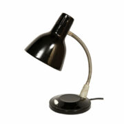Czarna metalowa jednopunktowa lampa biurkowa z giętym ramieniem typu "gęsia szyja", Polska, lata 70.