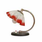 Metalowa jednopunktowa mała lampka biurkowa/nocna z chromowanym łukowym ramieniem, mleczno biało czerwonym szklanym ręcznie malowanym ruchomym kloszem i czarną metalową podstawą, Polska, lata 60.