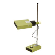 Zielona z czarnymi i chromowanymi dodatkami jednopunktowa metalowa lampa biurkowa z chromowanym ramieniem i regulowaną wysokością klosza, Włochy, lata 80.