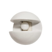 Jednopunktowa nieduża biała ceramiczna lampa ścienna/kinkiet w kształcie kuli z wycięciem na żarówkę, Space Agę, Cidneo, Włochy, lata 60.