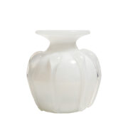 Mlecznobiały nieduży, pękaty szklany ręcznie formowany wazon, Krakowski Instytut Szkła i Ceramiki, lata 70.