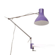 Jednopunktowa regulowana fioletowa metalowa lampa biurkowa/nablatowa/zaciskowa z chromowanymi ramionami i zaciskami blokującymi, projekt Josef Hůrka dla Napako, Czechosłowacja, lata 60.