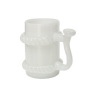 Mlecznobiały szklany ręcznie formowany kufel ozdobiony dwoma warkoczami, projekt Jerzy Słuczan Orkusz, Krakowski Instytut Szkła i Ceramiki, lata 70.