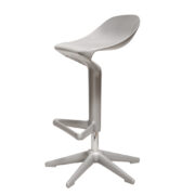 Jasno szary obrotowy hoker/stołek "Spoon"z tworzywa sztucznego (polypropylen) z regulowaną wysokością, projekt Antonio Citterio i Toan Nguyen dla firmy Kartell, Włochy, 2004 rok