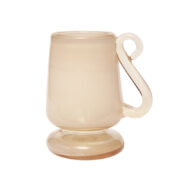 Różowy szklany ręcznie formowany kufel z półprzezroczystym uchwytem, projekt Barbara Świtacka, Krakowski Instytut Szkła i Ceramiki, lata 70.