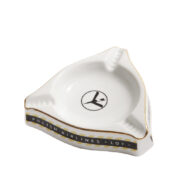 Porcelanowa trójkątna popielniczka LOT ze złotą lamówką, Zakłady Porcelany Stołowej Krzysztof "Wawel" w Wałbrzychu, Polska, lata 70.