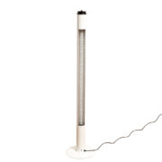 Metalowa biała lampa podłogowa świecąca jarzeniówką umieszczoną za metalową siatką, Holandia, lata 70.