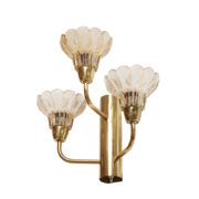 Trzypunktowy złoty metalowy kinkiet w stylu Hollywood Regency ze szklanymi kloszami w kształcie kwiatowych kielichów, Niemcy, lata 70.