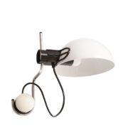 Duża jednopunktowa lampa ścienna/kinkiet "Libellula" z półokrągłym kloszem z tworzywa sztucznego osadzonego na chromowanym ruchomym ramieniu, Space Age, projekt Emilio Fabio Simion dla Harveiluce/iGuzzini, Włochy, lata 70.